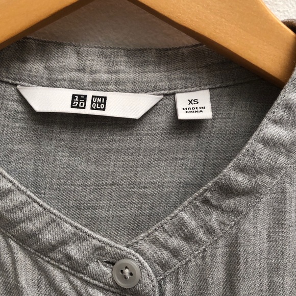 💗3/$25 Uniqlo Gray Button Down Blouse - Picture 3 of 4